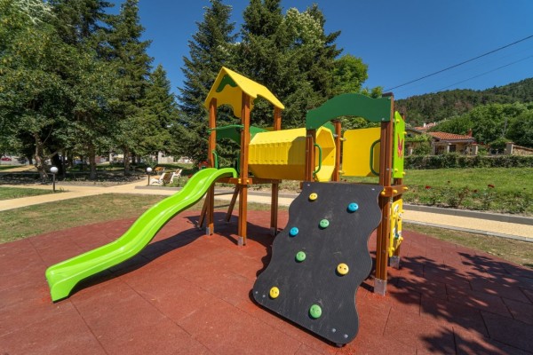 Нова детска площадка радва малчуганите в Шипка