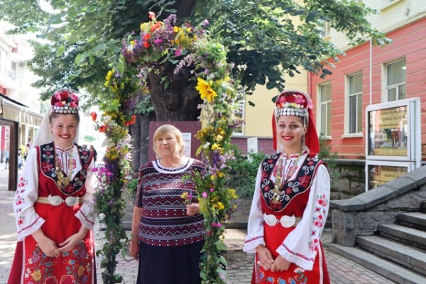 77 букетчета със „77 и половина” билки раздаде читалище „Искра” за Еньовден