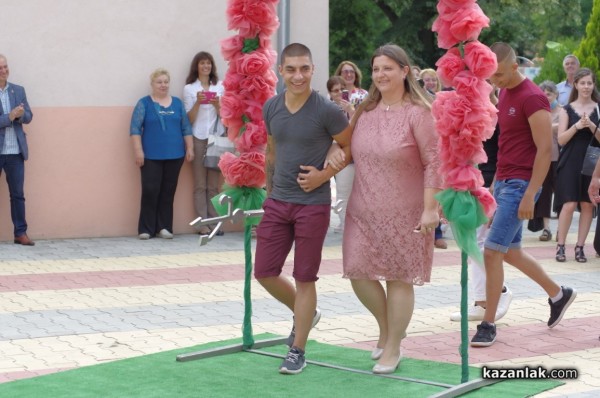 81 абитуриенти изпрати днес Механото