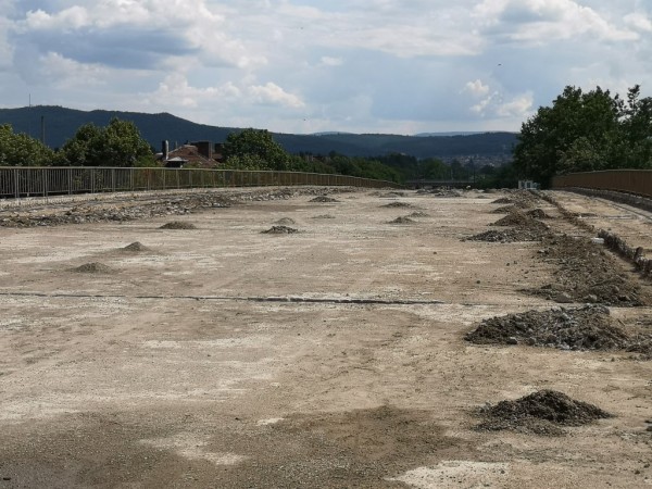 Ремонтът на надлеза продължава с почистване на пътната плоча и фугите