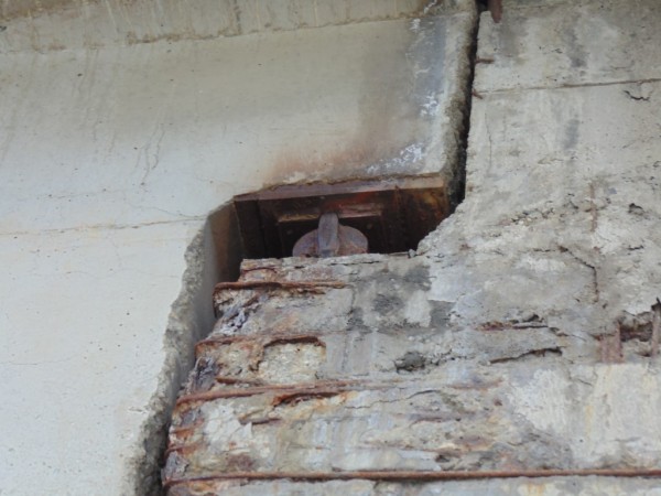 Ремонтът на надлеза продължава с почистване на пътната плоча и фугите