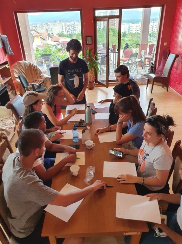 Чуждестранни доброволци пристигнаха в Казанлък да участват в Еко фестивал