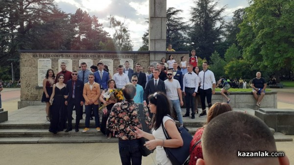 Абитуриентите на Казанлък празнуват