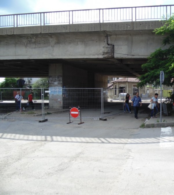 Ремонтът на надлеза продължава с почистване на пътната плоча и фугите