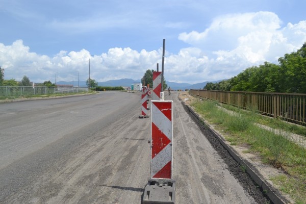 Ремонтът на надлеза продължава с почистване на пътната плоча и фугите