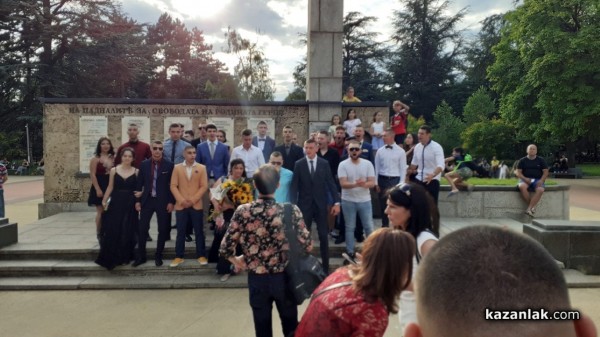 Абитуриентите на Казанлък празнуват