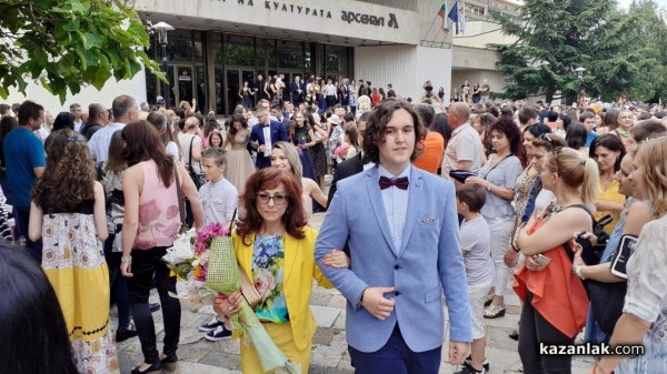 Абитуриентите на Казанлък празнуват