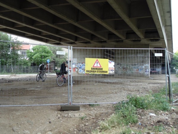 Ремонтът на надлеза продължава с почистване на пътната плоча и фугите