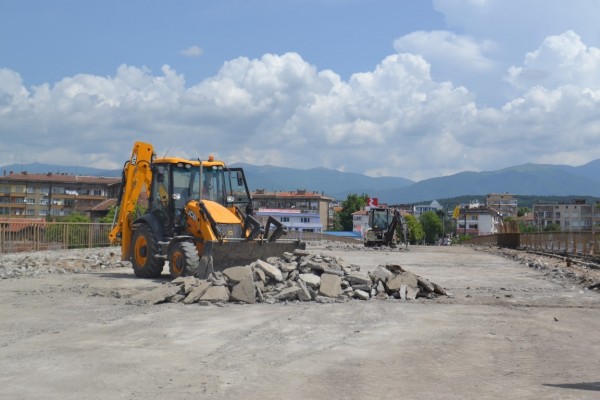 Ремонтът на надлеза продължава с почистване на пътната плоча и фугите