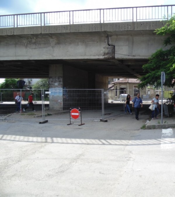 Ремонтът на надлеза продължава с почистване на пътната плоча и фугите