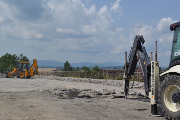 Ремонтът на надлеза продължава с почистване на пътната плоча и фугите