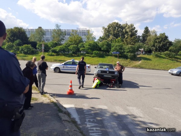 Електрическа количка се озова под гумите на автомобил до Кремона