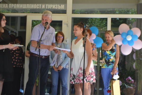 Честити 55 години на Професионалната гимназия по лека промишленост и туризъм