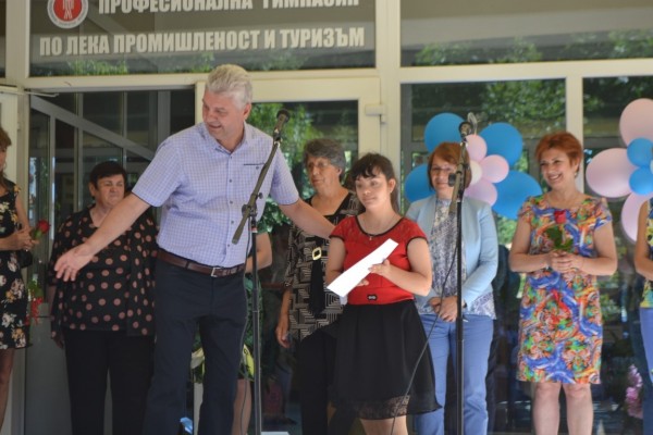 Честити 55 години на Професионалната гимназия по лека промишленост и туризъм
