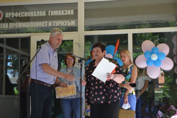 Честити 55 години на Професионалната гимназия по лека промишленост и туризъм