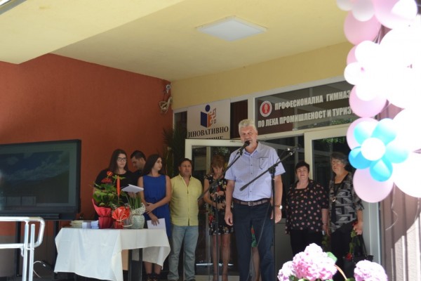 Честити 55 години на Професионалната гимназия по лека промишленост и туризъм
