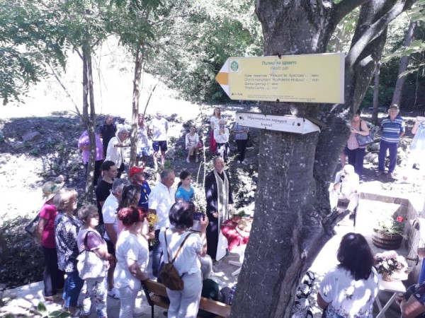 Шипченци изградиха кът за отдих с чешма със собствени средства