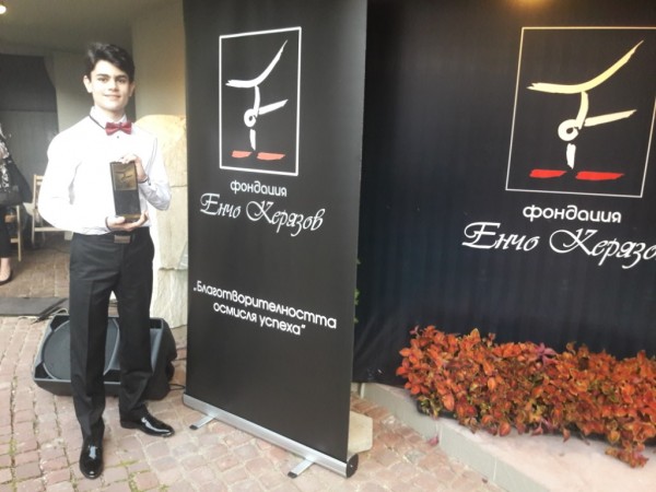 Виктор Владков за втори път грабна голямата награда на фондация “Енчо Керязов“