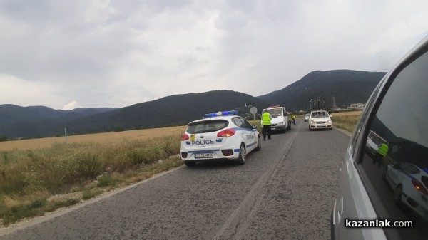 Кола излетя в канавката на пътя Шипка–Шейново