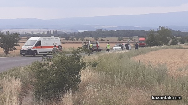 Кола излетя в канавката на пътя Шипка–Шейново