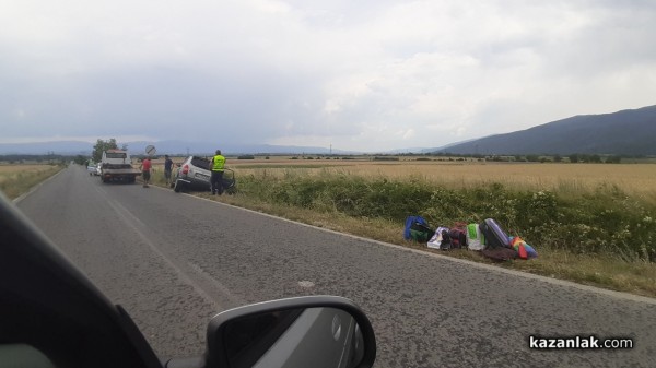 Кола излетя в канавката на пътя Шипка–Шейново