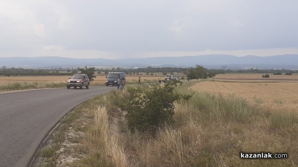 Кола излетя в канавката на пътя Шипка–Шейново