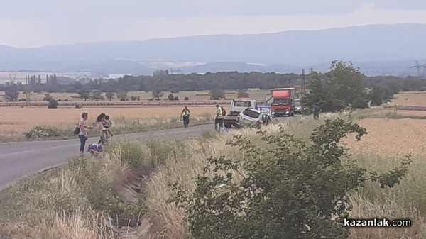 Кола излетя в канавката на пътя Шипка–Шейново