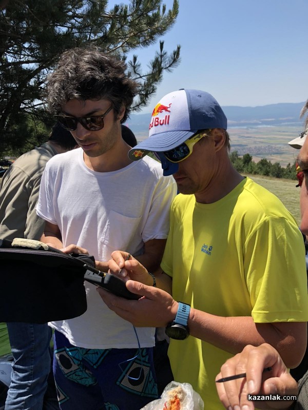 В първия ден от Държавното първенство Казанлък събра елита на парапланеризма