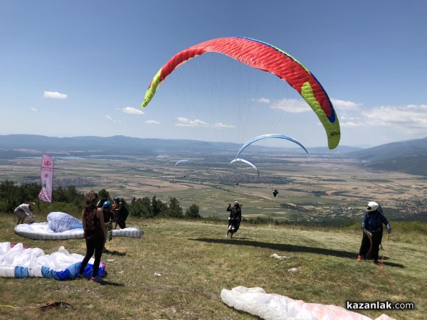 В първия ден от Държавното първенство Казанлък събра елита на парапланеризма