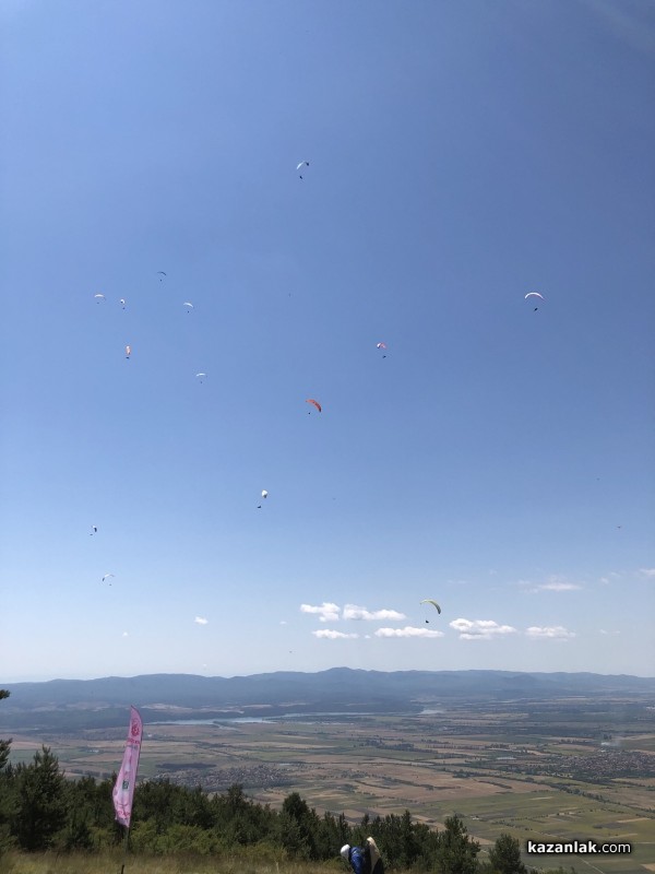 В първия ден от Държавното първенство Казанлък събра елита на парапланеризма