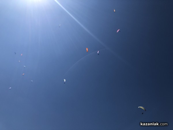 В първия ден от Държавното първенство Казанлък събра елита на парапланеризма