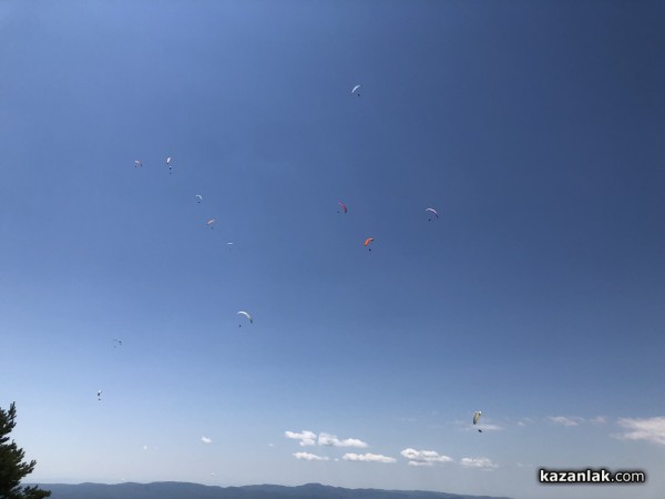 В първия ден от Държавното първенство Казанлък събра елита на парапланеризма