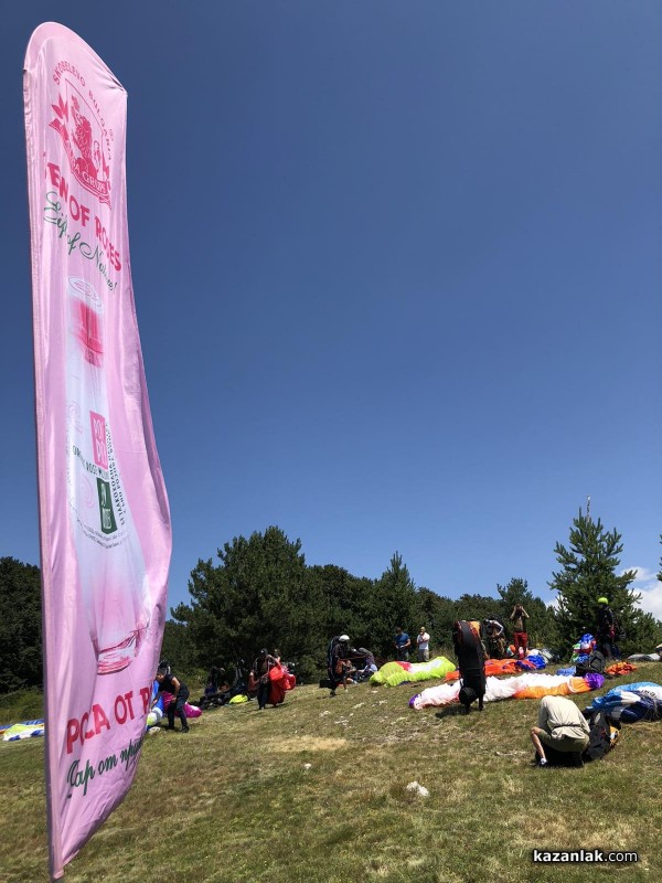 В първия ден от Държавното първенство Казанлък събра елита на парапланеризма