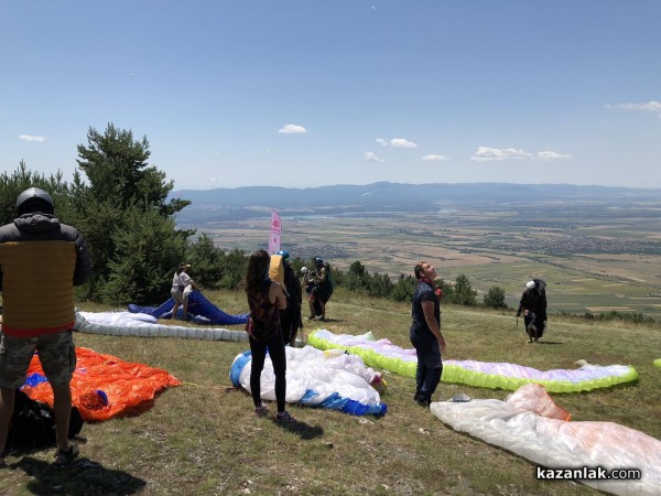 В първия ден от Държавното първенство Казанлък събра елита на парапланеризма