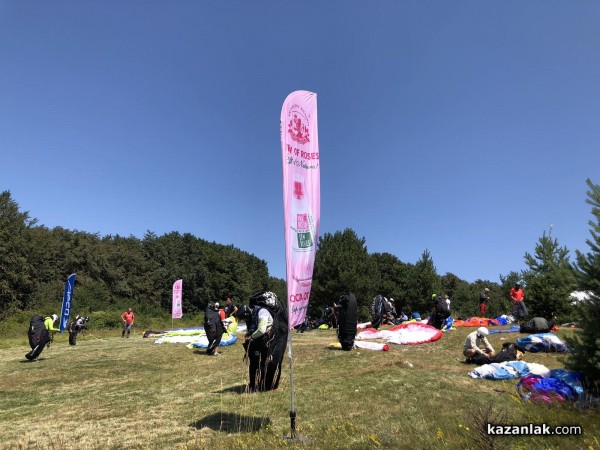 В първия ден от Държавното първенство Казанлък събра елита на парапланеризма