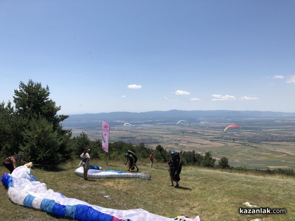 В първия ден от Държавното първенство Казанлък събра елита на парапланеризма