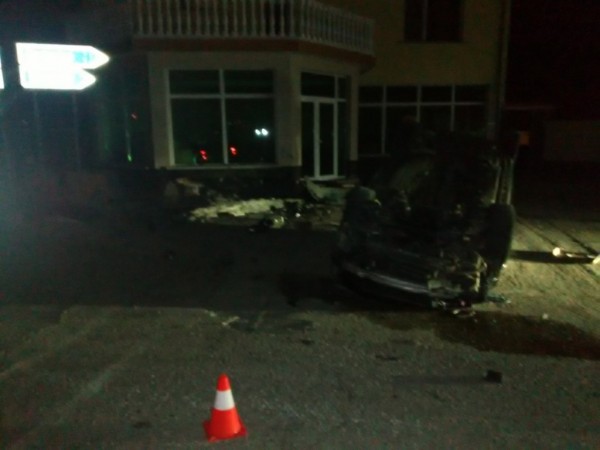 Шофьор се удари в тухлена ограда. Има пострадали