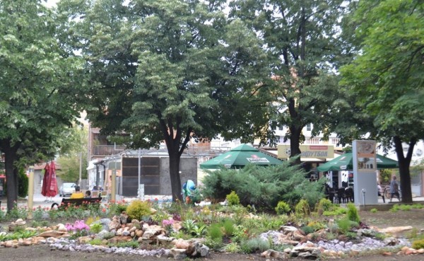 Градинката около монумента “Обединена Европа“ посрещна казанлъчани обновена