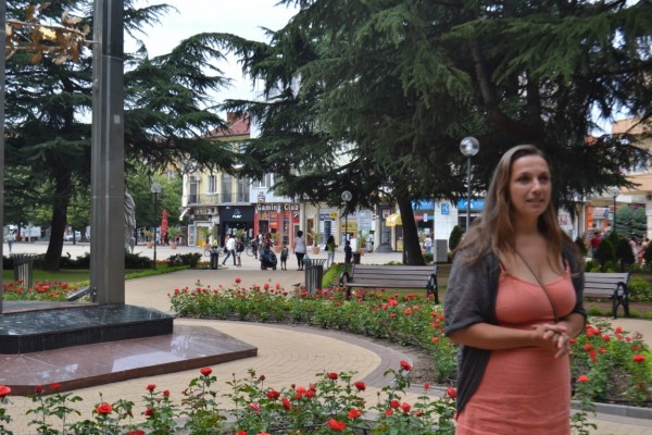 Градинката около монумента “Обединена Европа“ посрещна казанлъчани обновена