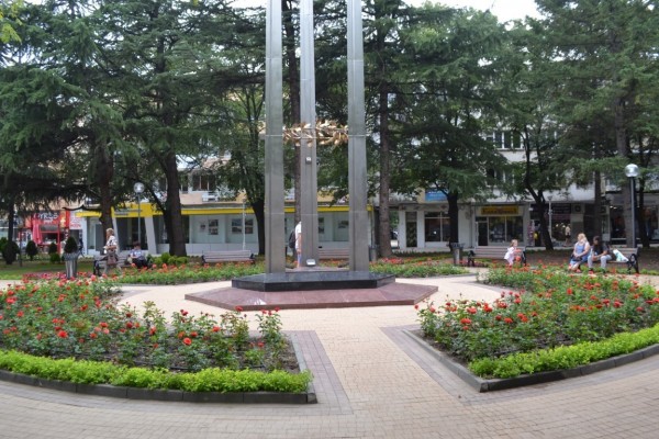 Градинката около монумента “Обединена Европа“ посрещна казанлъчани обновена