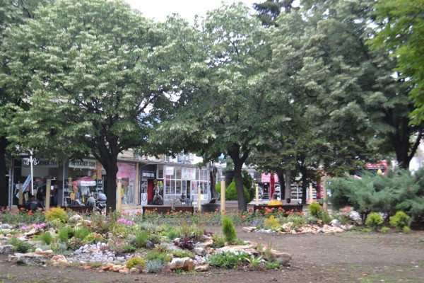 Градинката около монумента “Обединена Европа“ посрещна казанлъчани обновена