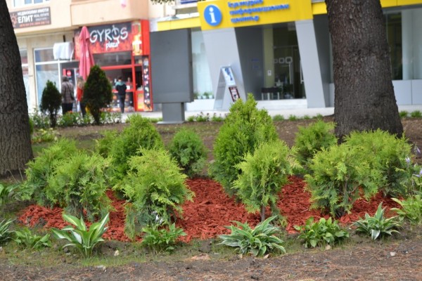 Градинката около монумента “Обединена Европа“ посрещна казанлъчани обновена