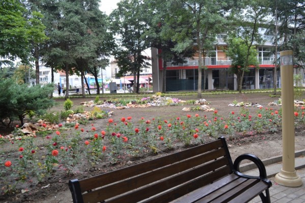 Градинката около монумента “Обединена Европа“ посрещна казанлъчани обновена