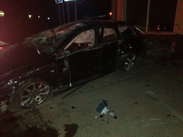 Шофьор се удари в тухлена ограда. Има пострадали