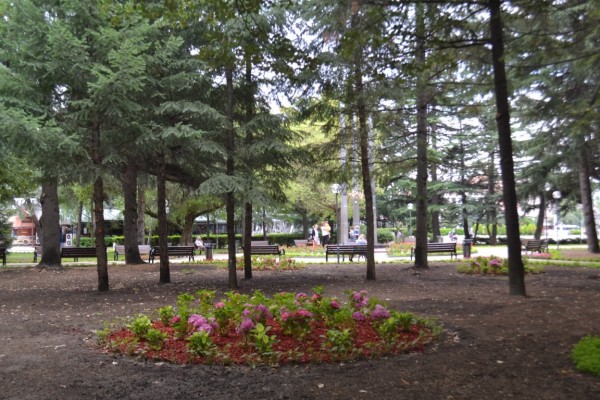 Градинката около монумента “Обединена Европа“ посрещна казанлъчани обновена