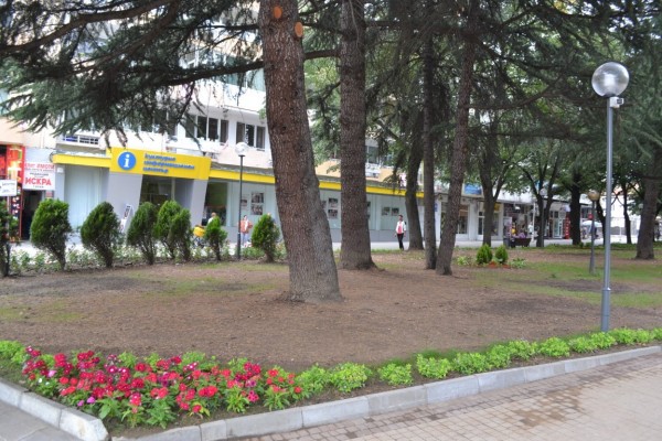 Градинката около монумента “Обединена Европа“ посрещна казанлъчани обновена