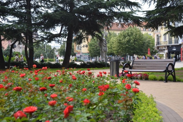 Градинката около монумента “Обединена Европа“ посрещна казанлъчани обновена