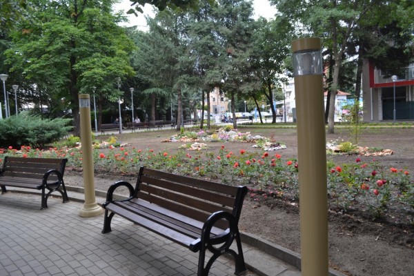 Градинката около монумента “Обединена Европа“ посрещна казанлъчани обновена