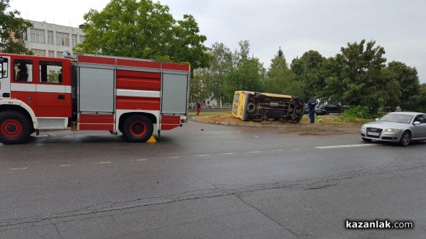 Бус се обърна до фабрика “Кремона“