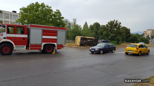 Бус се обърна до фабрика “Кремона“